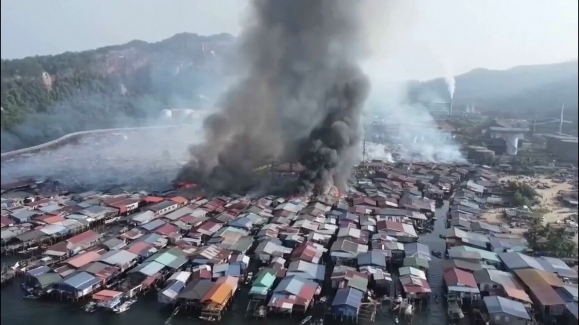 Un autobús de oxígeno atiende a residentes afectados por el humo en Indonesia